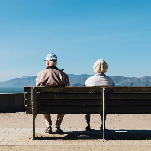 Couple de seniors serein dans son logement conservé en usufruit