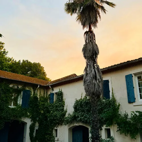 Maison méditerranéenne au coucher du soleil