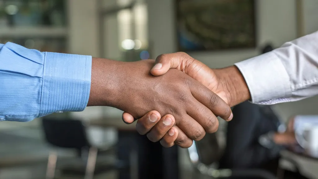 Poignée de main entre professionnels du patrimoine et du droit