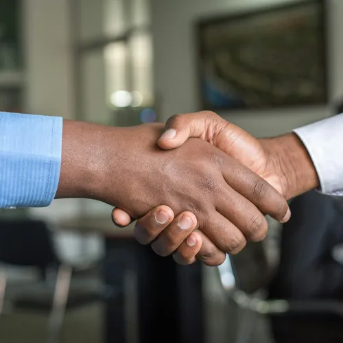 Poignée de main entre un investisseur et son conseiller